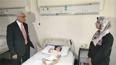 محافظ شمال سيناء يزور المرضي الفلسطينيين في مستشفي العريش العام 