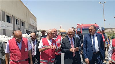 محافظ شمال سيناء يتفقد المخازن اللوجستية الخاصة بالهلال الأحمر بالعريش