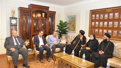محافظ أسيوط يستقبل الأنبا بيسنتي والأنبا ثاؤفيلس 