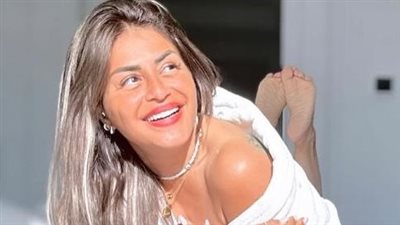 منة فضالي تشبة زهرة بلو ستار في شوارع تركيا 