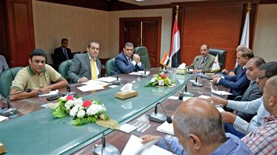 محافظ سوهاج يعقد اجتماعًا لبحث تعظيم العائد الاقتصادي والاجتماعي من المشروعات الإنتاجية