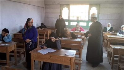 طلاب العلمي يؤدون امتحان الكيمياء بالثانوية الأزهرية 