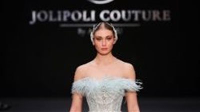 الريش يزين فستان زفاف العروس صاحبة الذوق الهادئ