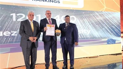 تكريم رئيس جامعة القناة لإرتفاع تصنيف الجامعة عالميا 