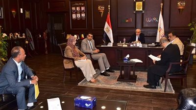 محافظ الأقصر يناقش كثافة الفصول الدراسية ومشروعات المنشآت التعليمية 