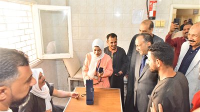 محافظ أسيوط يحيل عاملين بمركز الفتح للتحقيق لتقاعسهما في العمل