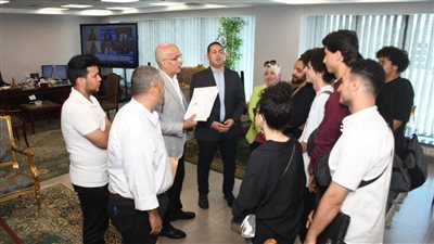 رئيس جامعة عين شمس يستقبل الفريق الفائز بالمهرجان الدولي للمسرح الجامعي 