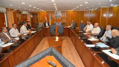 محافظ أسيوط يناقش آخر مستجدات مشروعات المبادرة الرئاسية 