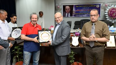 مستشفيات جامعة أسيوط تنظم حفل تكريم للدكتور إيهاب فوزي تقديرا لجهوده