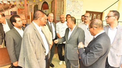 محافظ أسيوط يتفقد مدرستين ووحدة صحية بحى غرب 