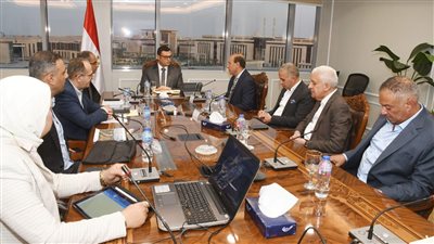 وزير الإسكان يتابع سير العمل بمشروع سد ومحطة 