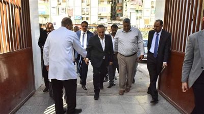 محافظ أسيوط يتفقد رفع الاشغالات والتعديات بكورنيش ترعة الإبراهيمية ومنطقة السادات 