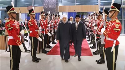مراسم استقبال رسمية وشعبية لشيخ الأزهر فور وصوله إندونيسيا.. فيديو
