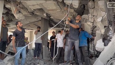 فلسطينيون يتفقدون منزلًا في مخيم النصيرات دمره الاحتلال.. فيديو