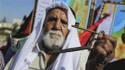على أمل العودة .. فلسطينيون يحملون مفاتيحهم ومفاتيح أجدادهم (فيديو)