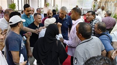 محافظ أسوان يتفقد منظومة إنهاء إجراءات التصالح فى مخالفات البناء بالمركز التكنولوجى 
