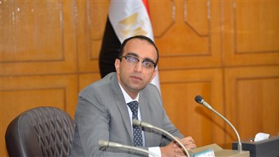 نائب محافظ الإسماعيلية يناقش إمكانية نقل المرافق المتعارضة لربط بعض الطرق