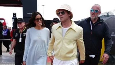 أول ظهور رسمي لـ براد بيت برفقة حبيته الأصغر عمرًا 