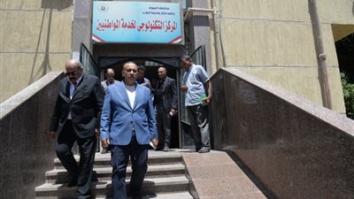 محافظ أسيوط يتفقد المركز التكنولوجي بأبنوب لمتابعة استقبال طلبات التصالح