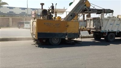 صور.. تكثيف أعمال النظافة بمناطق وأحياء مدينة العبور الجديدة 