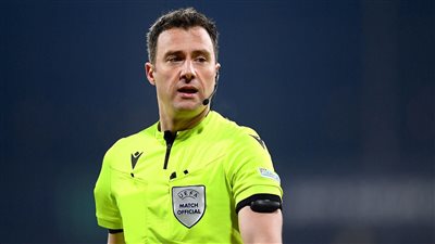 كارثة كروية.. حكم مباراة هولندا وإنجلترا «فاسد ومرتشي»