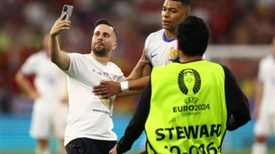 مشجع يقتحم ملعب مواجهة إسبانيا وفرنسا لإلتقاط صورة مع مبابي