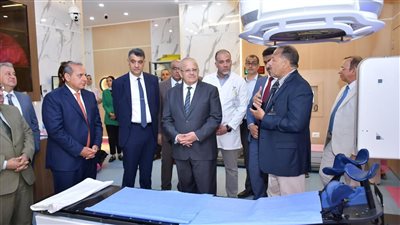رئيس جامعة القاهرة يتفقد مشروعات التجديد والتوسعات بمستشفى أورام الثدى 