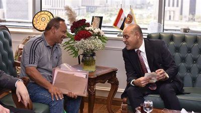 وزير العمل يستقبل عَامّلين اثنين من العمالة غير المنتظمة ويستجيب لطلبهما