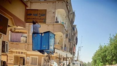  حملة لإزالة الإعلانات العشوائية والغير مرخصة بمدن قنا 