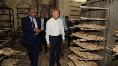 محافظ القاهرة يتفقد مخبزًا بالسيدة زينب للتأكد من الإلتزام بالمواصفات المطلوبة