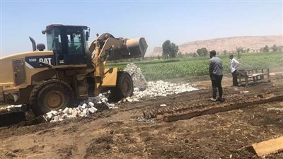 إزالة حالة تعد على الأراضي الزراعية بقرية أبو مناع غرب دشنا