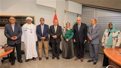 مدير مكتبة الإسكندرية يستقبل وفداً من 