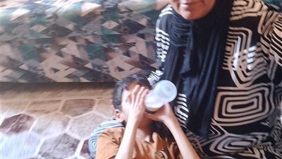 مأساة كريم.. عمره 15 عام ولا يزال رضيعاً بالببرونة 