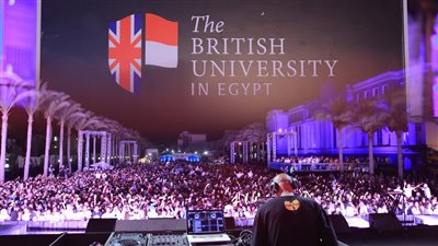 صور| فرقة كايروكي تشعل حفل الجامعة البريطانية في مصر