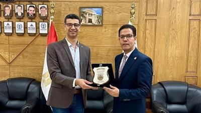 رئيس جامعة بنها يكرم نائب محافظ القليوبية السابق