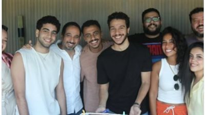 نور النبوي يحتفل بعيد ميلاده مع كزبرة وأسرة الحريفة 