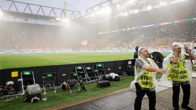 الأمطار تغرق ملعب مباراة إنجلترا وهولندا في نصف نهائي اليورو