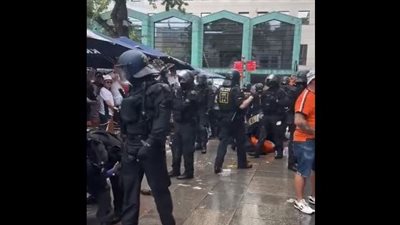 شاهد.. اشتباكات بين مشجعي إنجلترا وهولندا قبل مباراة نصف نهائي يورو 2024