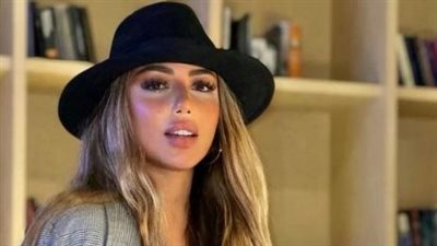 سارة سلامة تستعرض سحر قوامها بالمجسم 