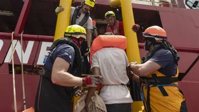 ملثمون يدفعون مهاجرين غير شرعيين للقفز في البحر المتوسط.. فيديو