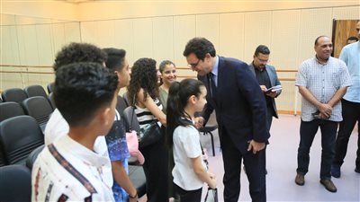 وزير الثقافة يشيد بموهبة الفنانة ساندي