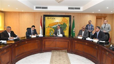 محافظ الفيوم يبحث الحلول العاجلة والجذرية لمشكلات ضعف وانقطاع مياه الشرب