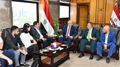 وفد صيني يبحث آليات التدريس الحديثة بالكلية المصرية الصينية 