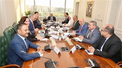 وزير الصناعة والنقل يبحث مع مجموعة المنصور للسيارات سبل دعم مشروعات المجموعة