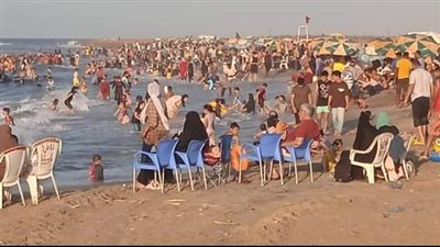 هروبًا من حرارة الجو.. إقبال متزايد على شواطئ مصيف بلطيم 