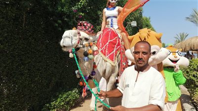 زفة بلدي علي شواطئ الغردقة بمشاركة السياح الأجانب من 32 جنسية