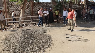 سكرتير بني سويف يعاين موقع هبوط أرضى بقرية بدهل