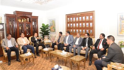 محافظ أسيوط يستقبل وفد شركة المقاولون العرب لبحث سبل التعاون المشترك