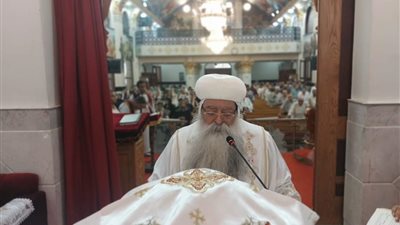 الأنبا تكلا يشارك الأقباط في دشنا احتفالية عيد الرسل