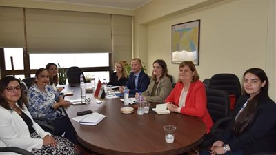 السفيرة نائلة جبر تبحث مع وفد من الدنمارك التعاون بين الجانبين 